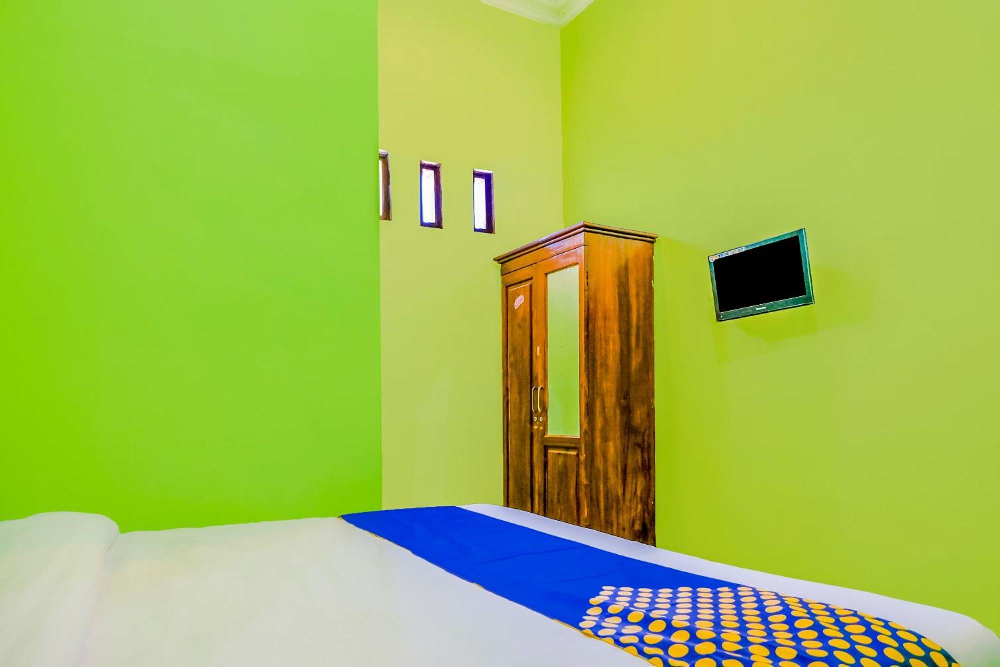 Super Oyo 1759 Family Residence Кедири Екстериор снимка