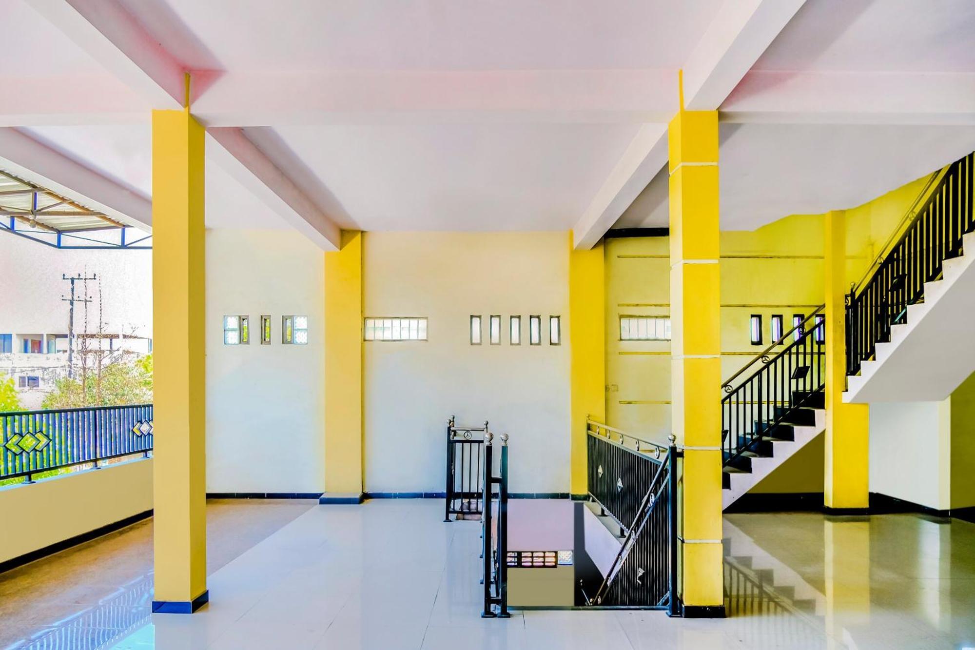 Super Oyo 1759 Family Residence Кедири Екстериор снимка