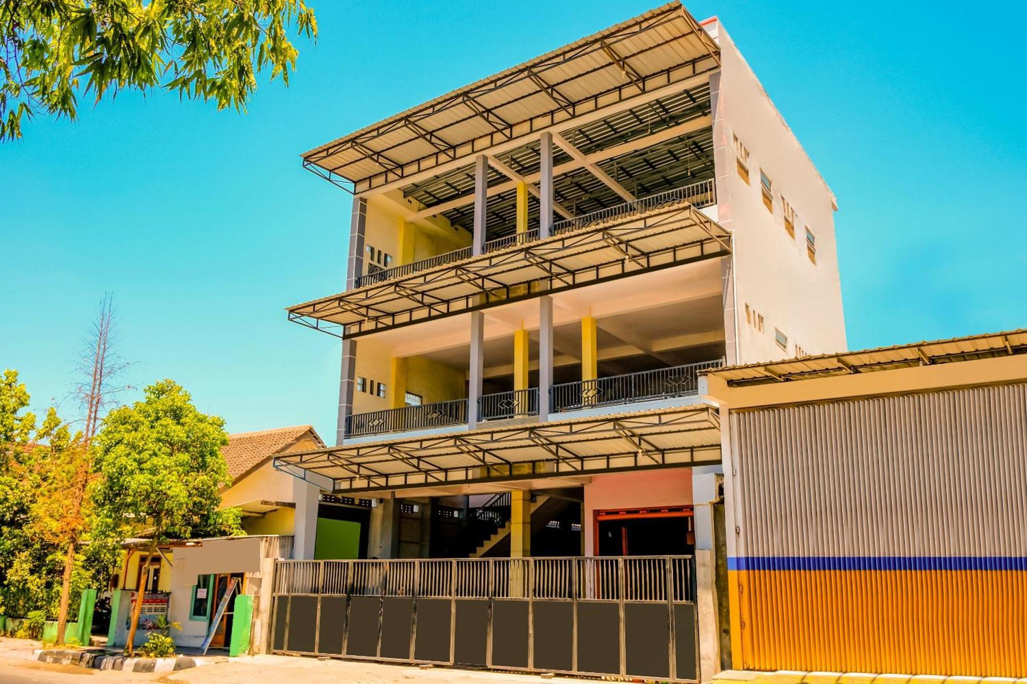 Super Oyo 1759 Family Residence Кедири Екстериор снимка
