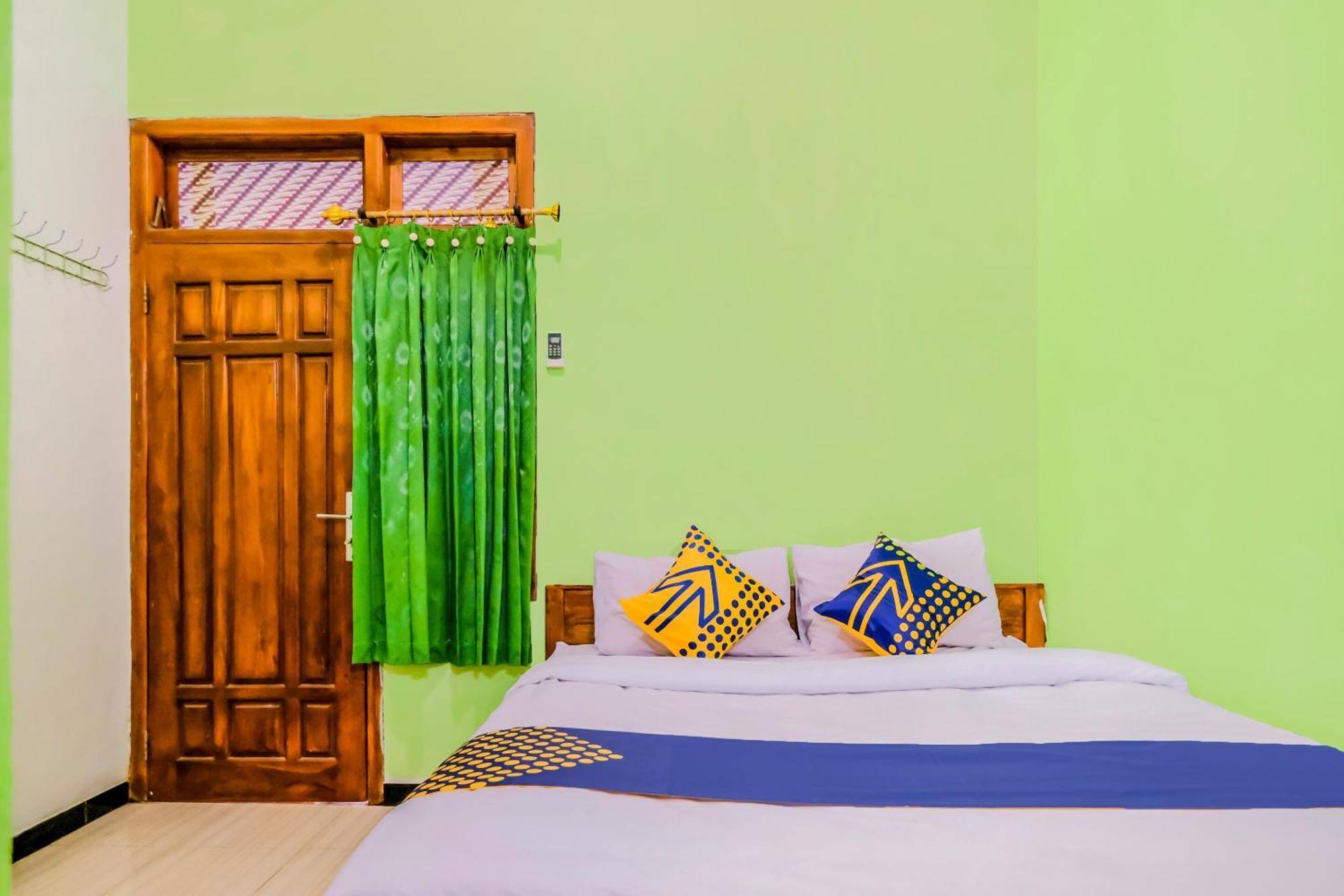 Super Oyo 1759 Family Residence Кедири Екстериор снимка