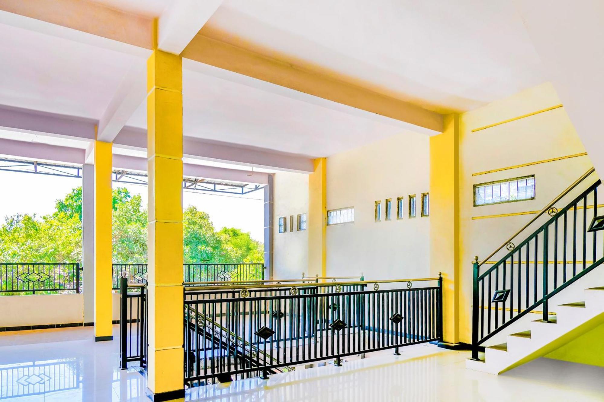Super Oyo 1759 Family Residence Кедири Екстериор снимка