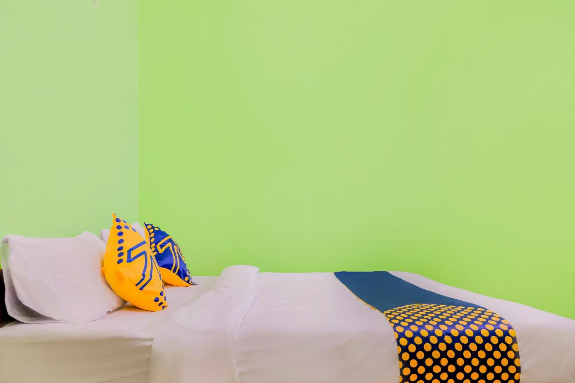 Super Oyo 1759 Family Residence Кедири Екстериор снимка