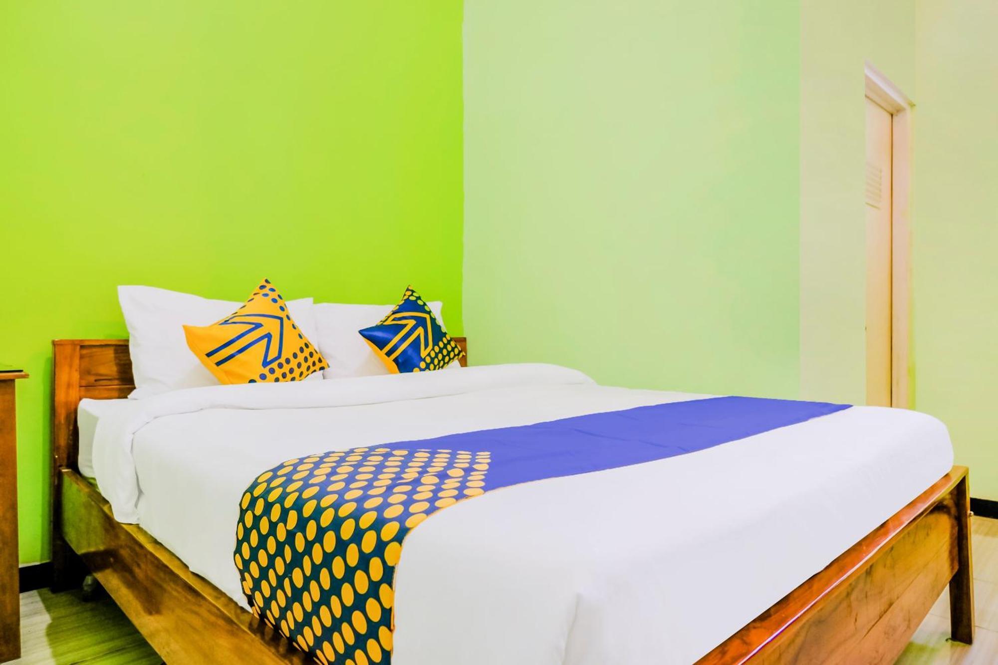 Super Oyo 1759 Family Residence Кедири Екстериор снимка